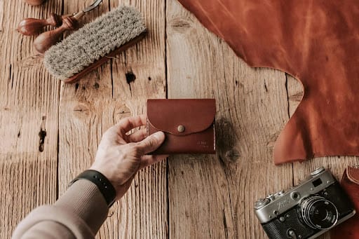 You are currently viewing The Impact of Custom Leather Accessories on Dubai’s Hotel Guest Room Experience